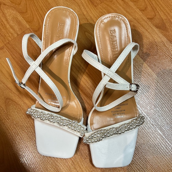 NWOT - Pearl Décor Sandals (Size 7) * White - Picture 4 of 10
